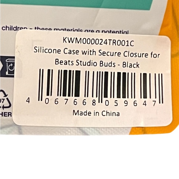 Silicone Case with Secure Closure for Beats Studio Buds in Color Black - Picture 3 of 3